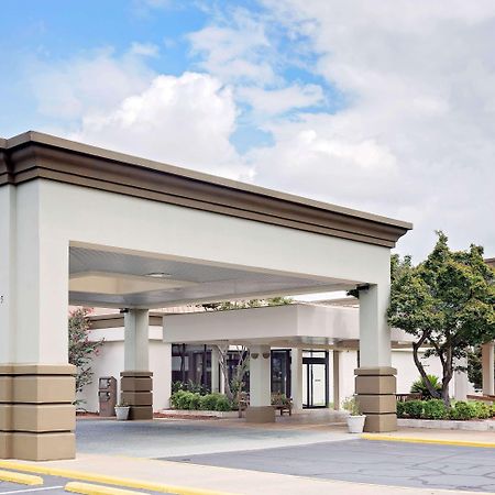 Days Inn By Wyndham Montgomery Near Aum Екстериор снимка