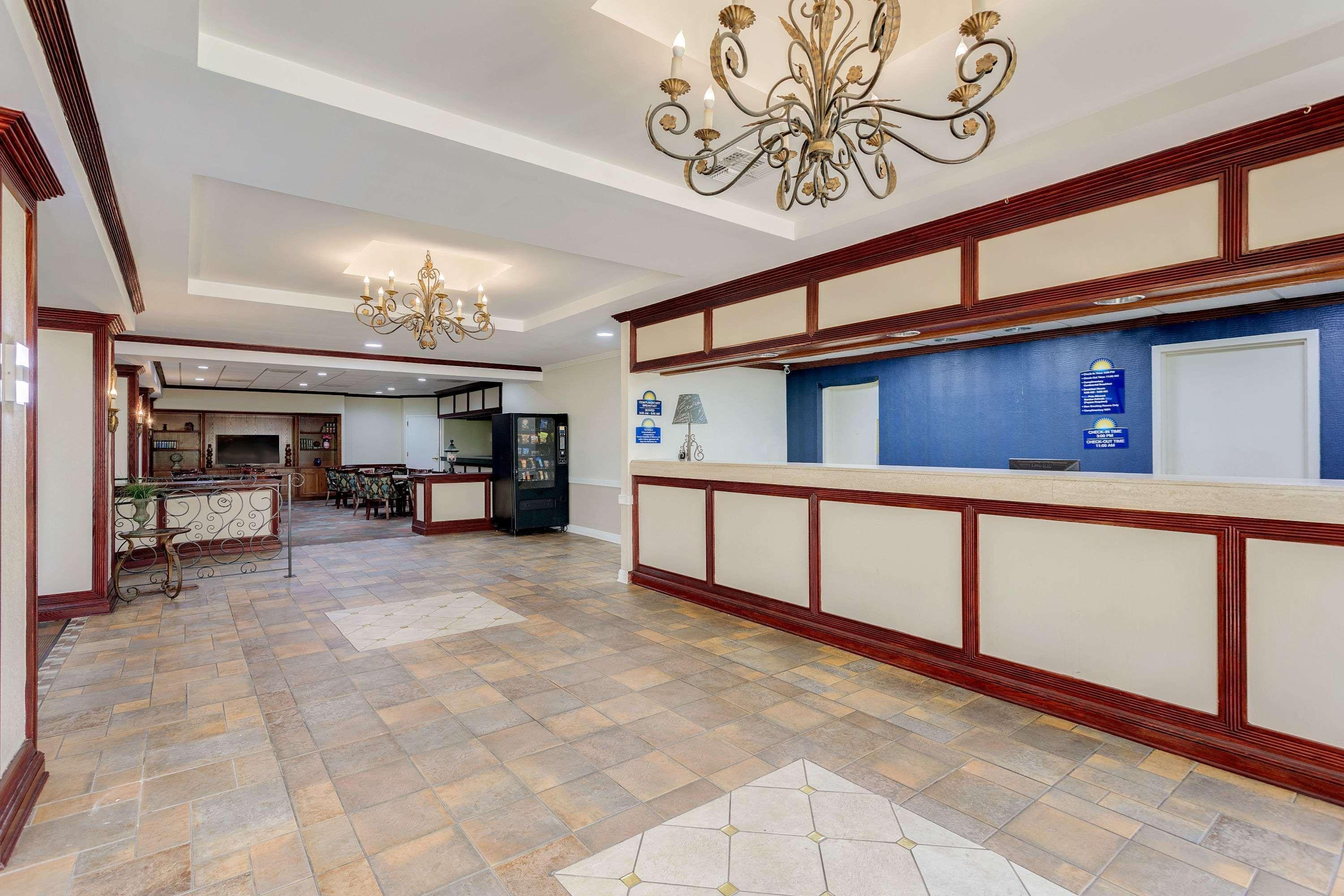 Days Inn By Wyndham Montgomery Near Aum Екстериор снимка