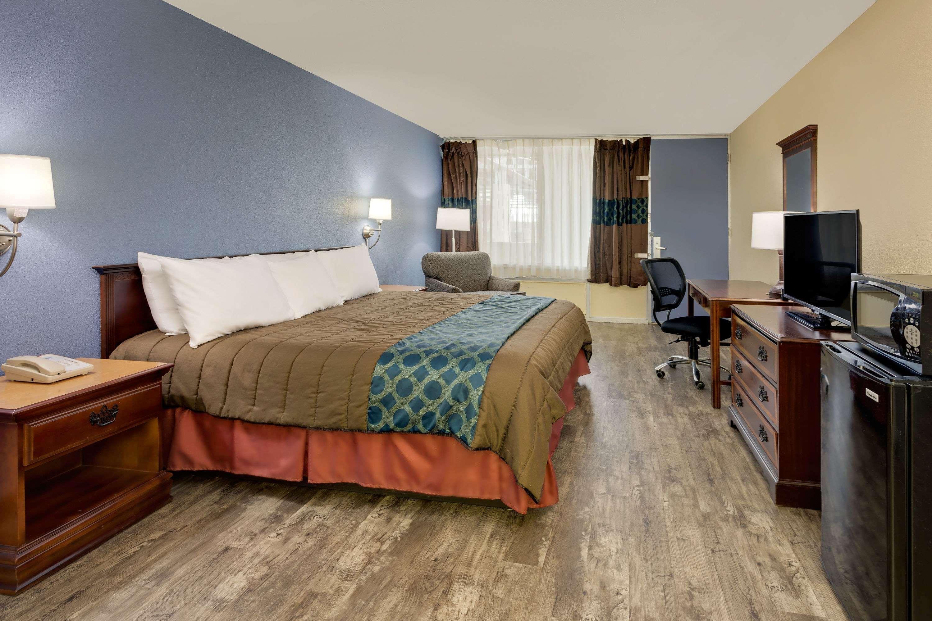 Days Inn By Wyndham Montgomery Near Aum Екстериор снимка