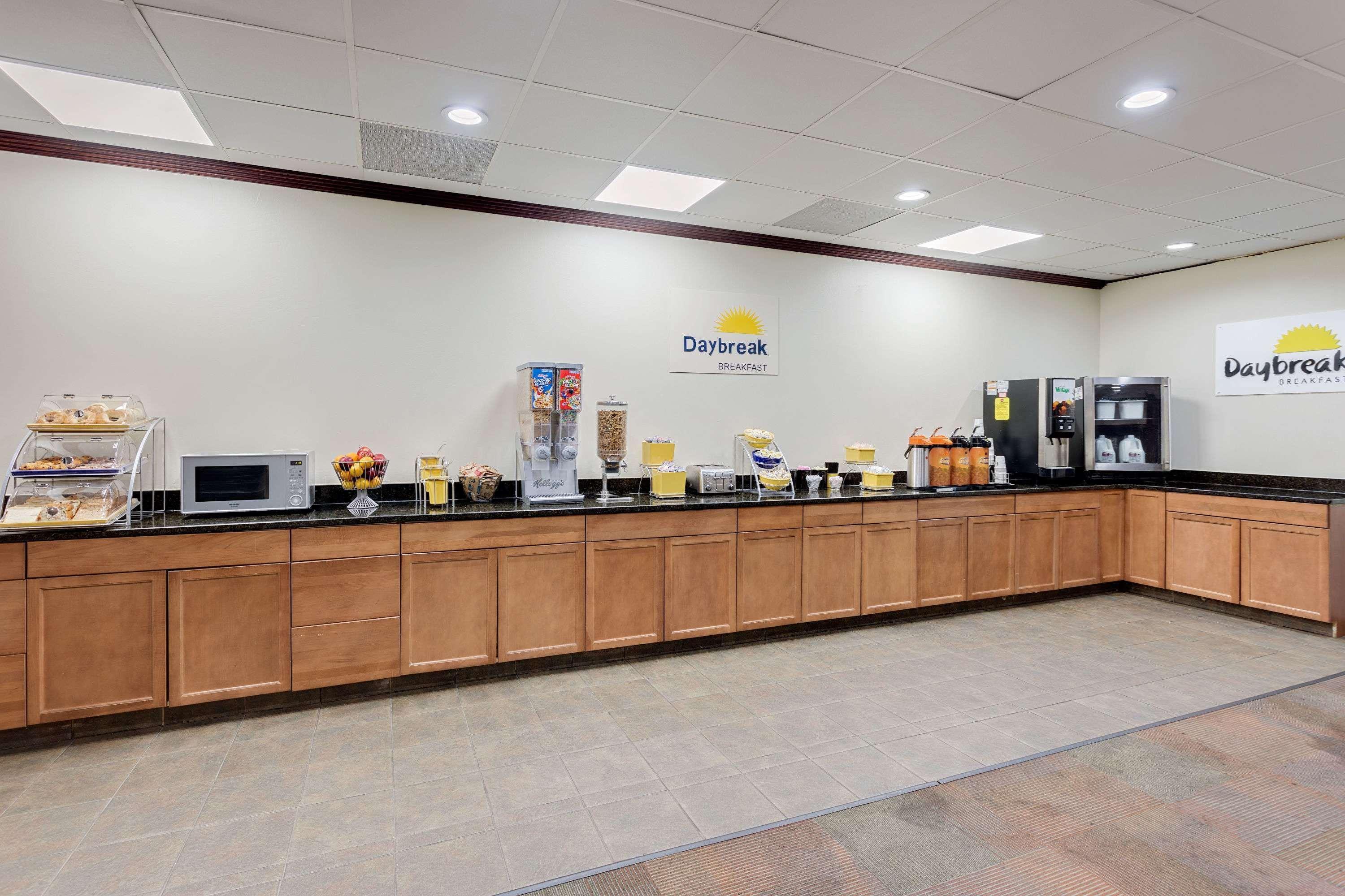 Days Inn By Wyndham Montgomery Near Aum Екстериор снимка