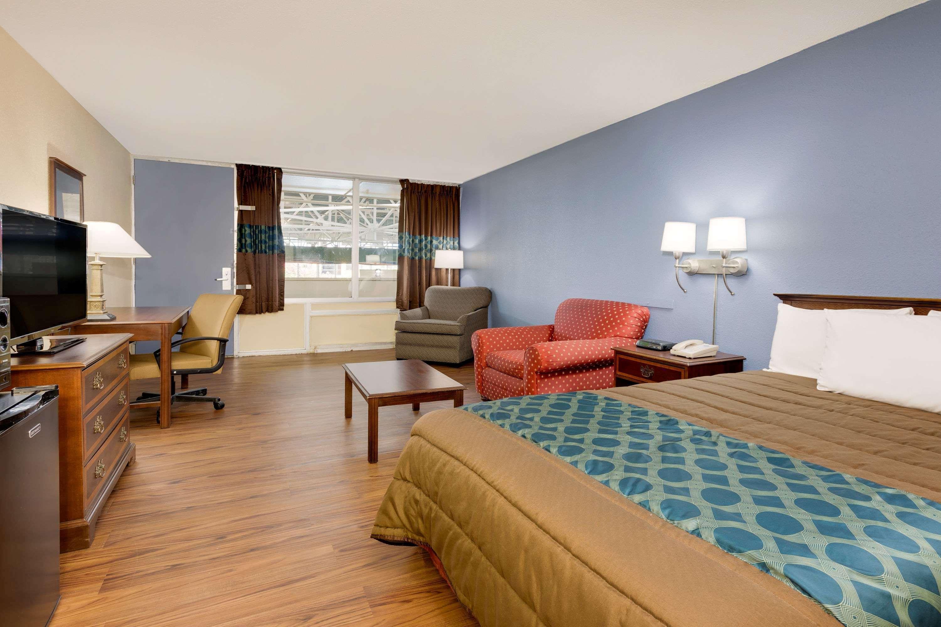 Days Inn By Wyndham Montgomery Near Aum Екстериор снимка