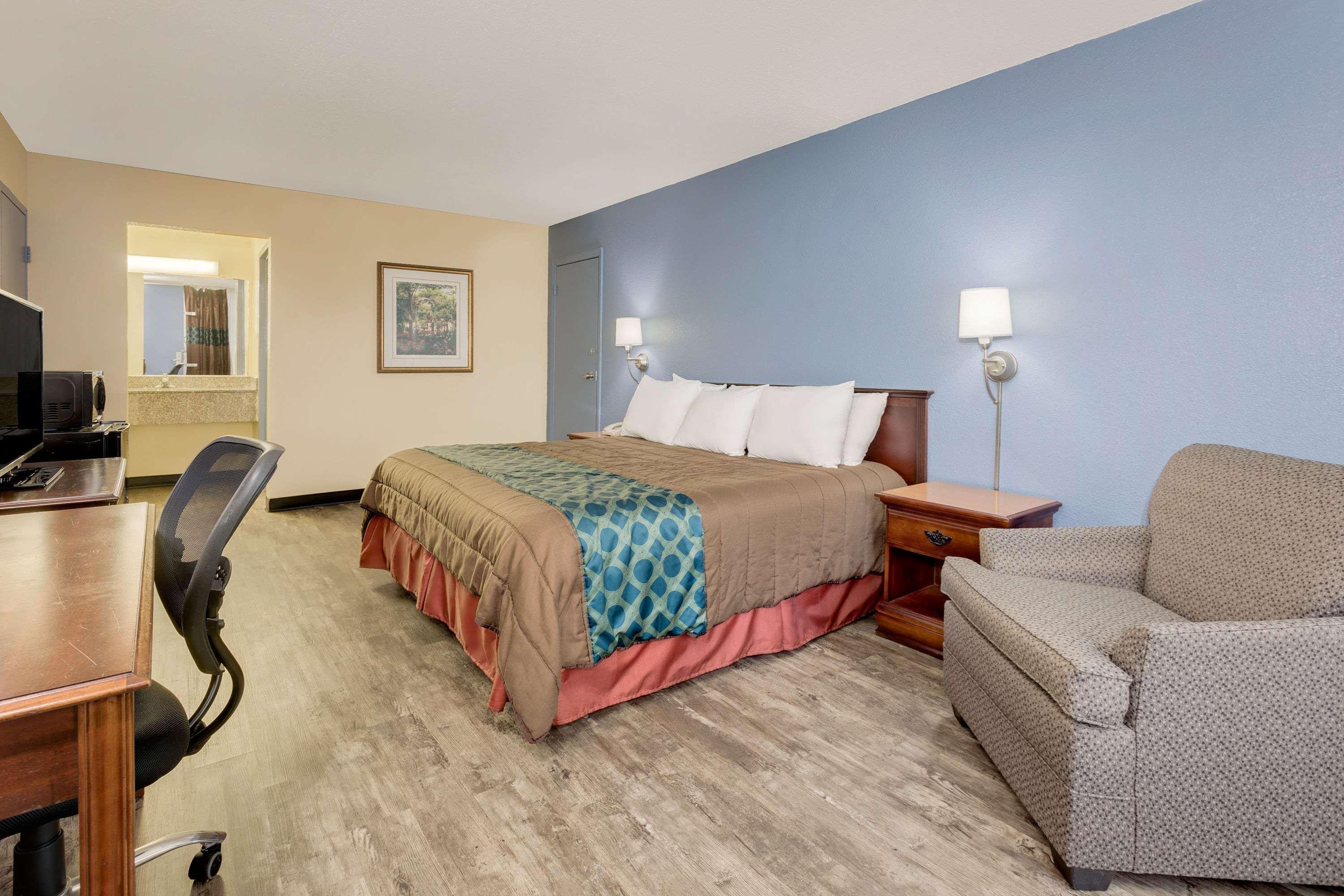 Days Inn By Wyndham Montgomery Near Aum Екстериор снимка