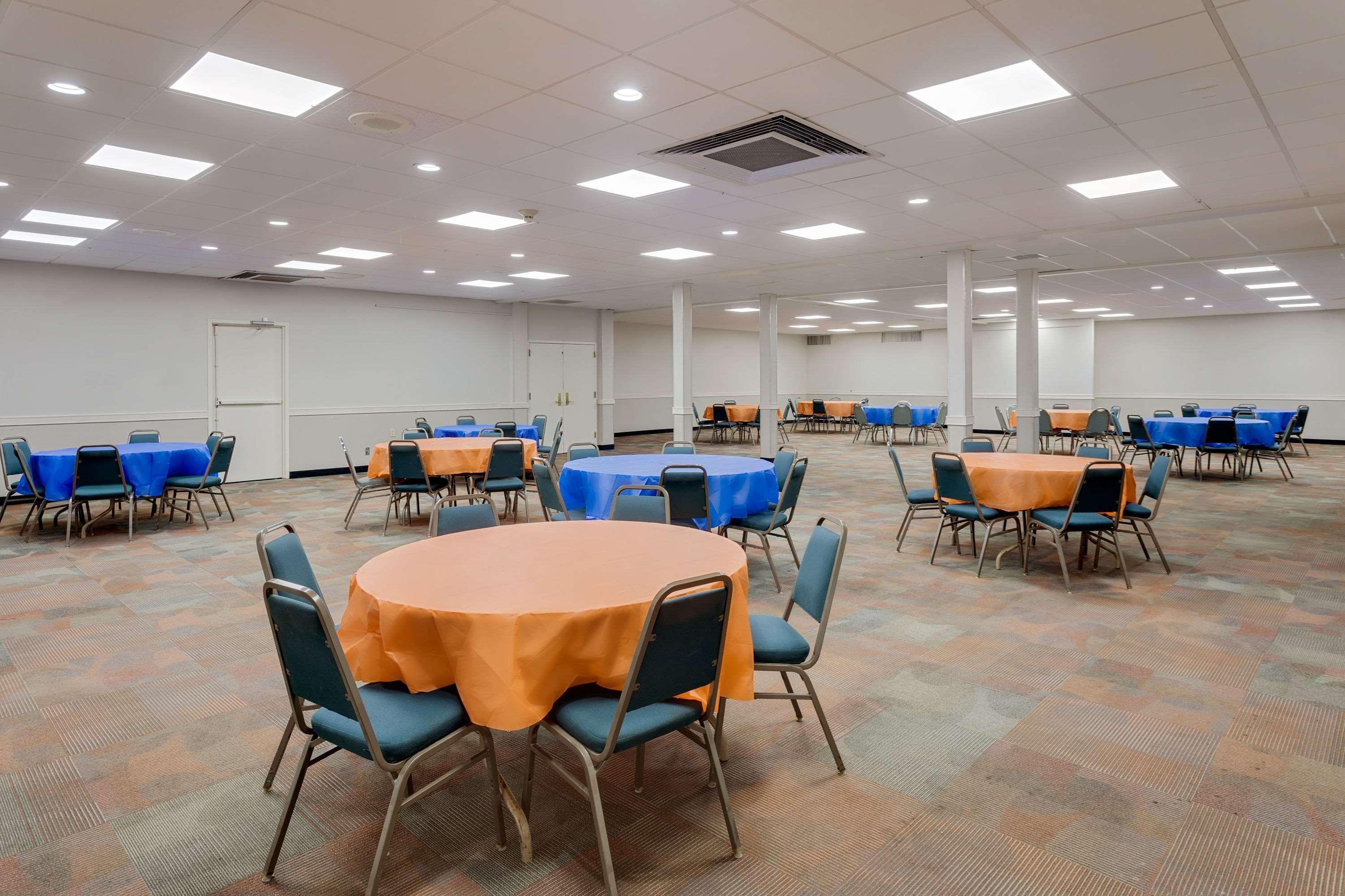 Days Inn By Wyndham Montgomery Near Aum Екстериор снимка
