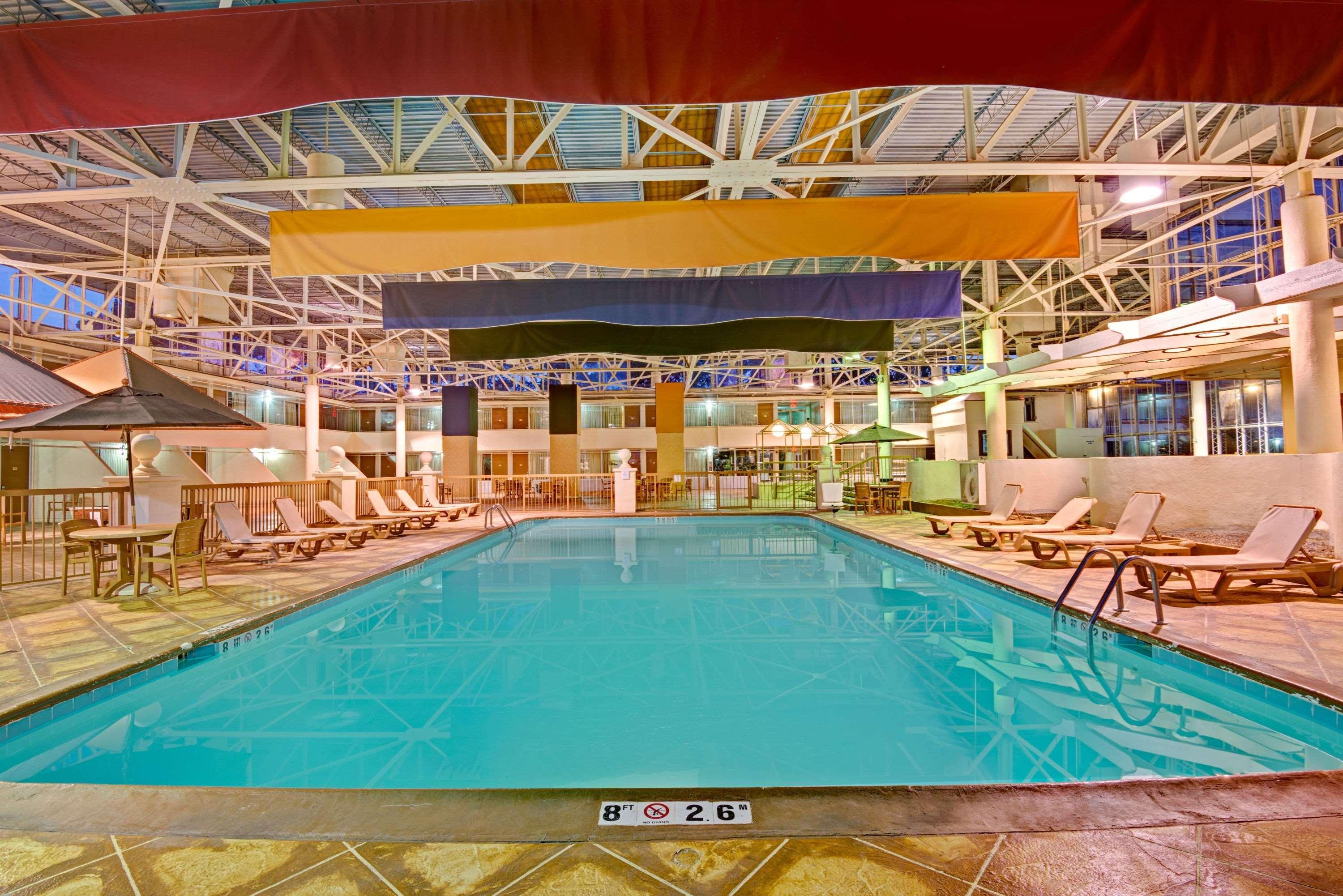 Days Inn By Wyndham Montgomery Near Aum Екстериор снимка