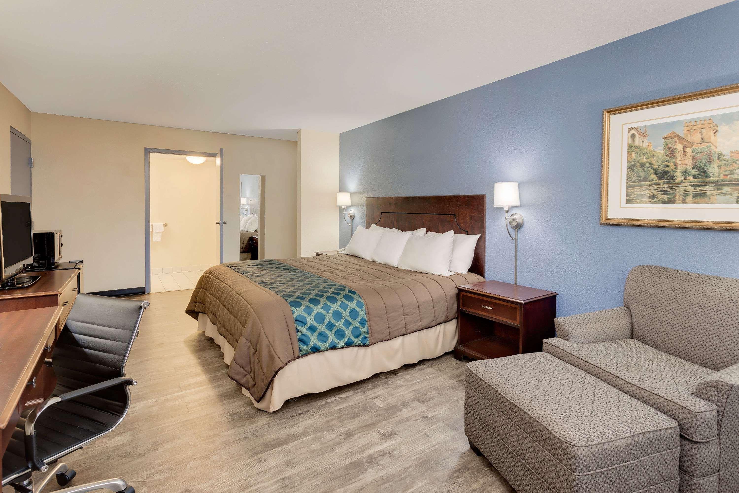 Days Inn By Wyndham Montgomery Near Aum Екстериор снимка