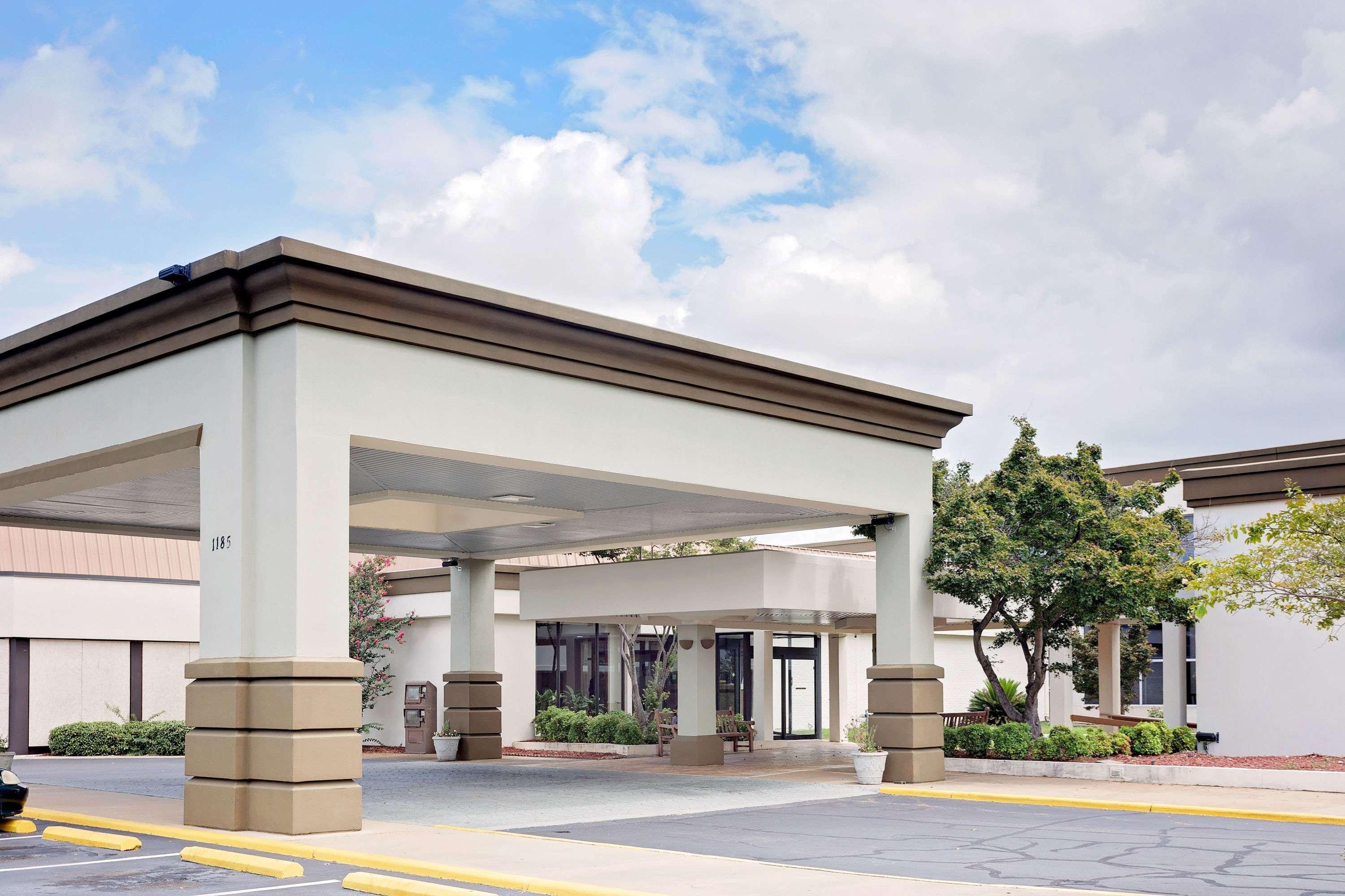 Days Inn By Wyndham Montgomery Near Aum Екстериор снимка