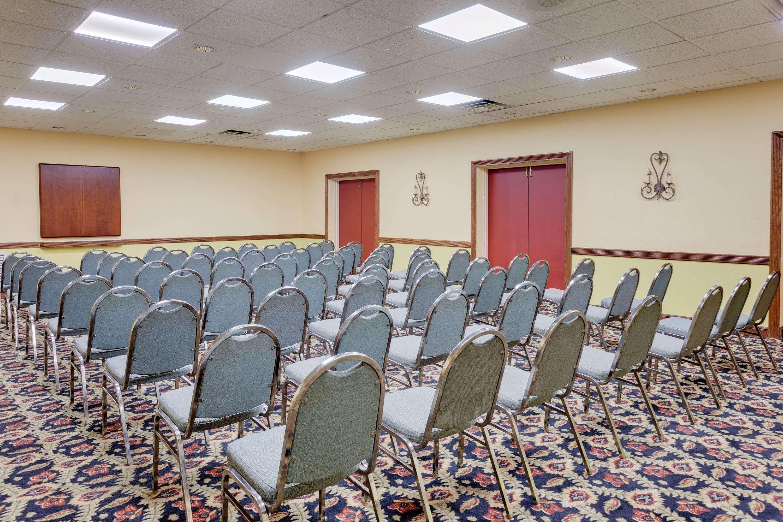 Days Inn By Wyndham Montgomery Near Aum Екстериор снимка