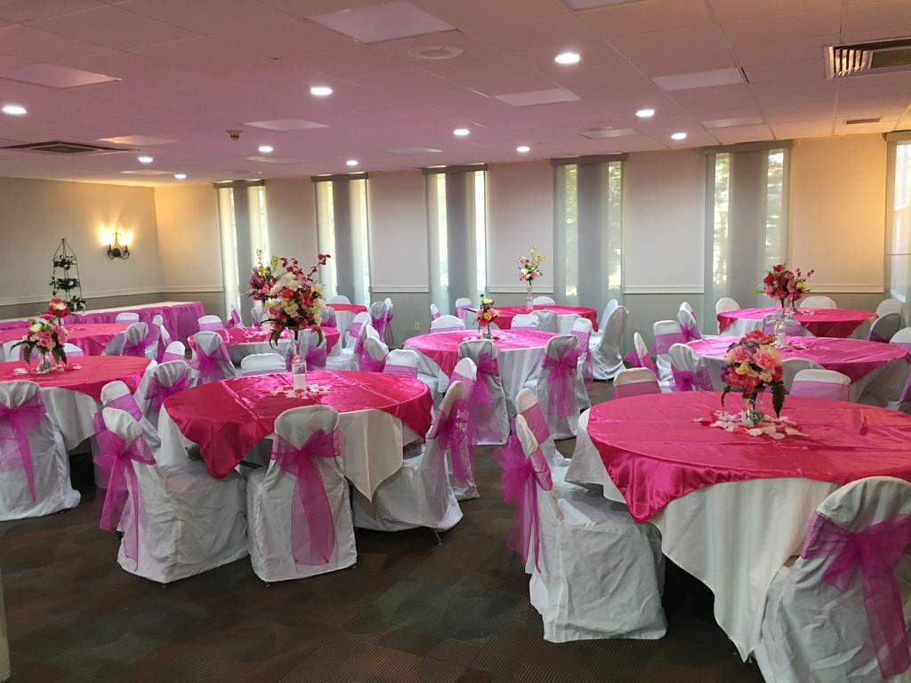 Days Inn By Wyndham Montgomery Near Aum Екстериор снимка
