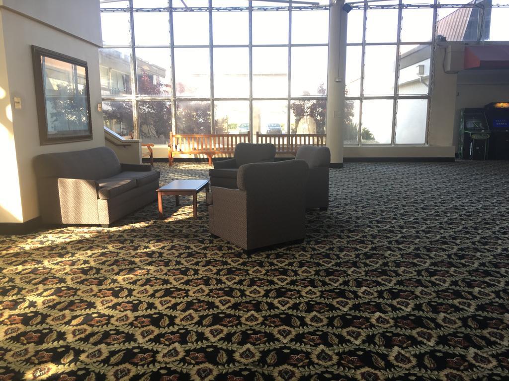 Days Inn By Wyndham Montgomery Near Aum Екстериор снимка