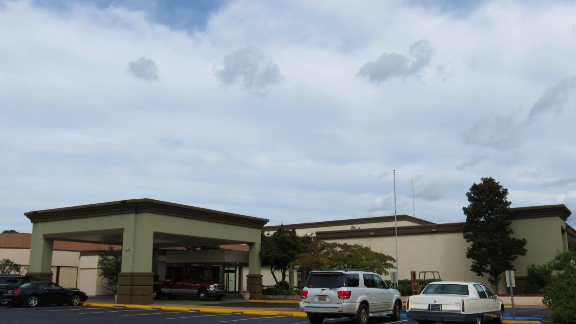 Days Inn By Wyndham Montgomery Near Aum Екстериор снимка