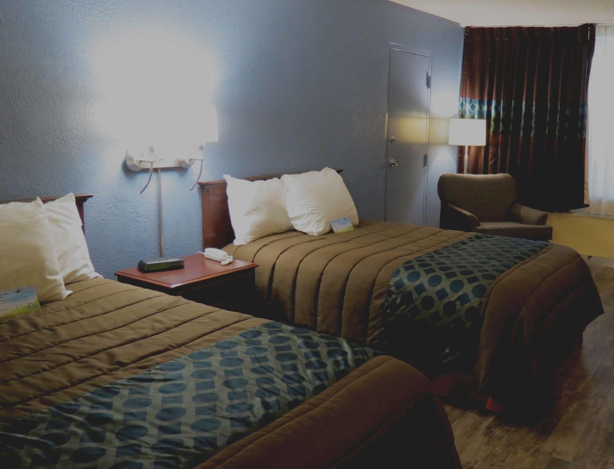 Days Inn By Wyndham Montgomery Near Aum Екстериор снимка