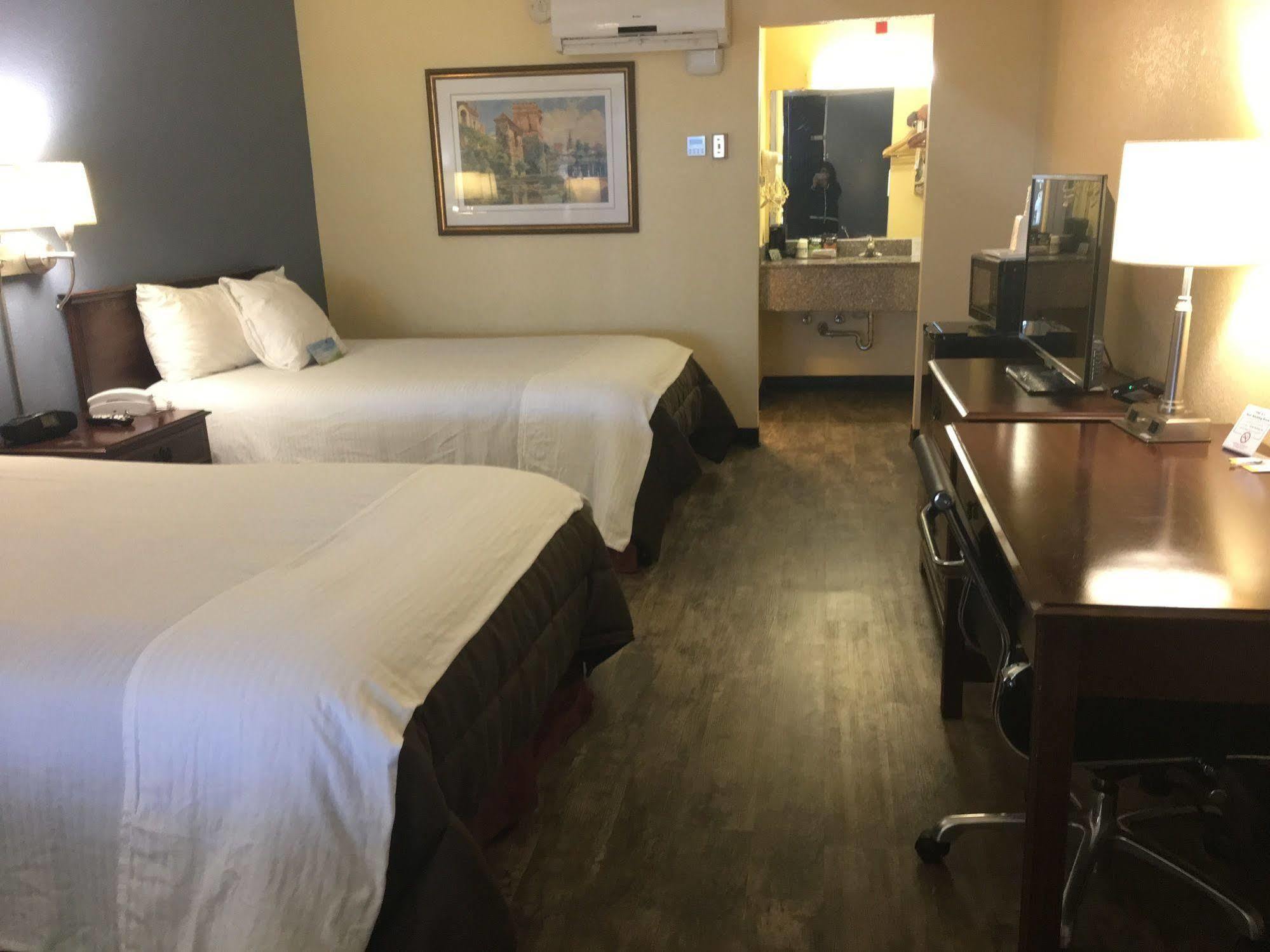 Days Inn By Wyndham Montgomery Near Aum Екстериор снимка