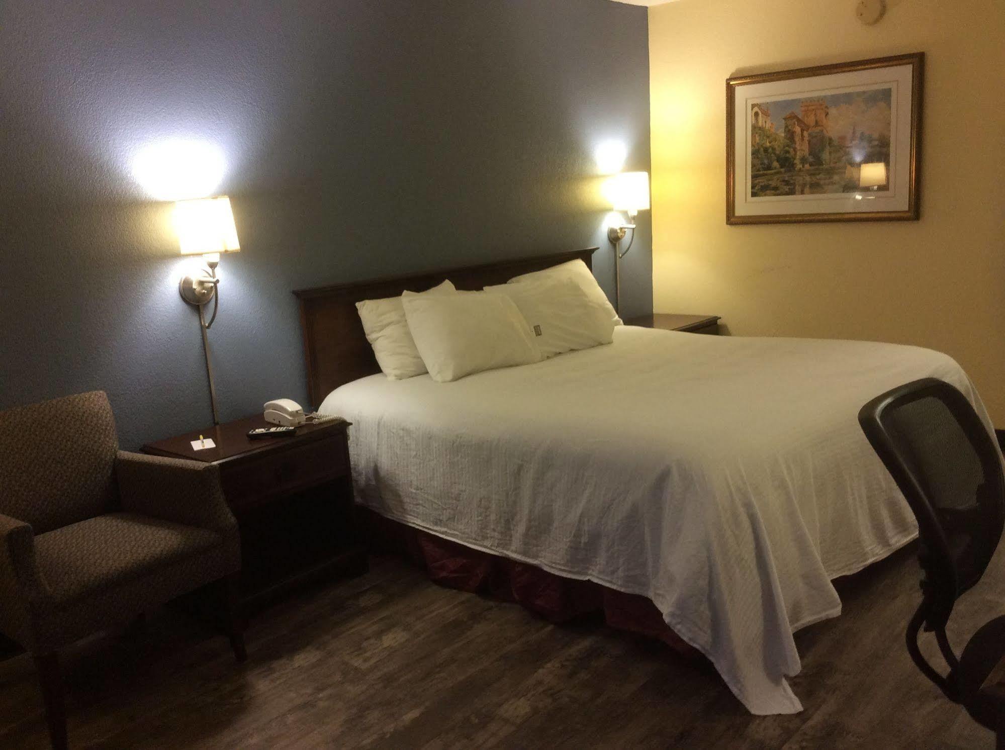 Days Inn By Wyndham Montgomery Near Aum Екстериор снимка