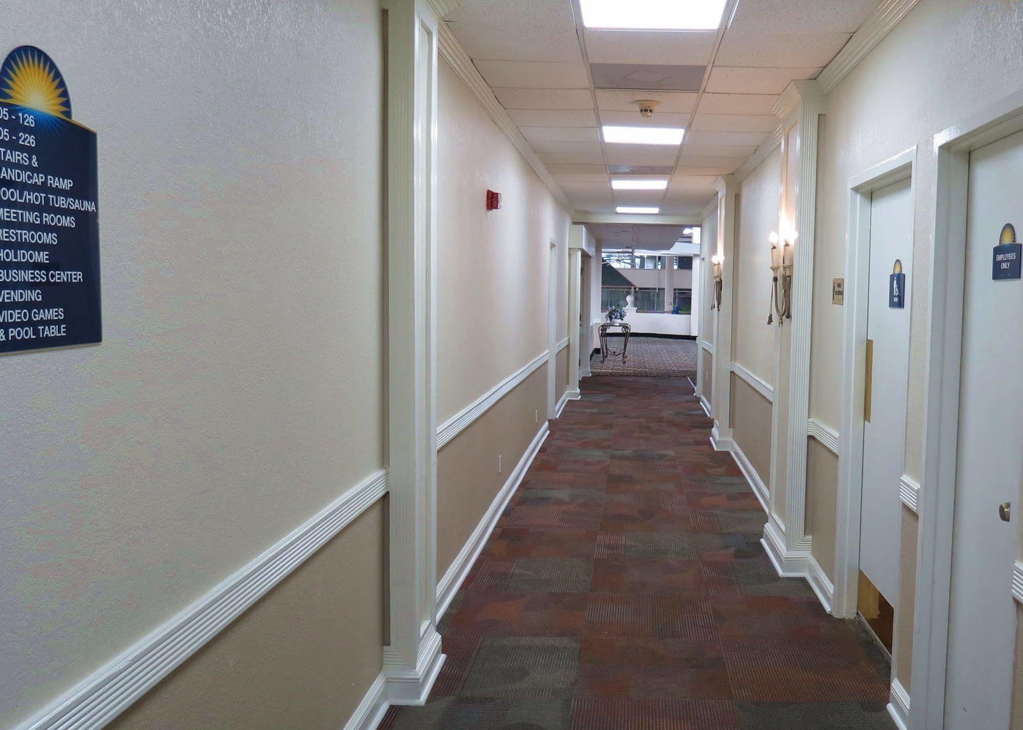 Days Inn By Wyndham Montgomery Near Aum Екстериор снимка