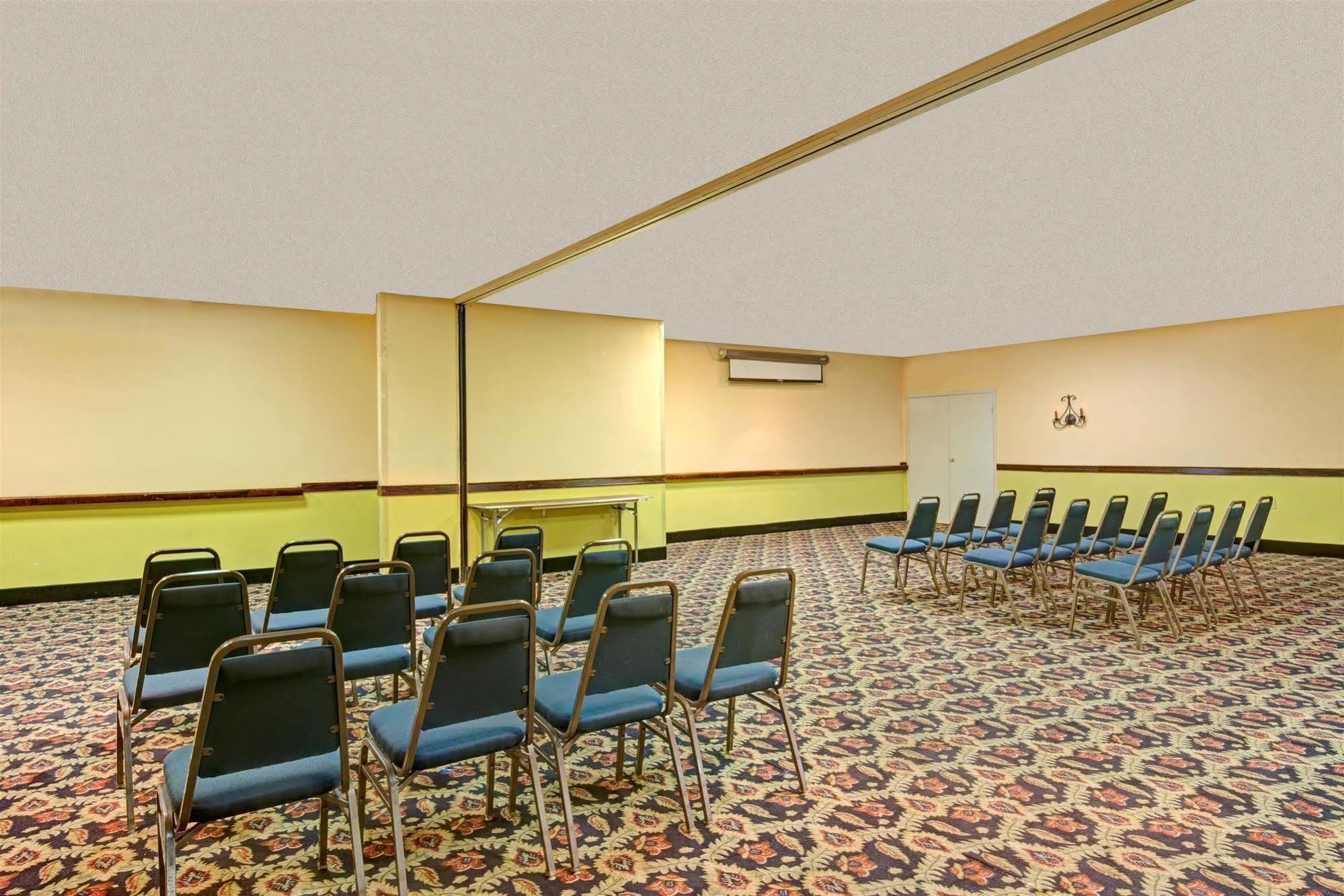 Days Inn By Wyndham Montgomery Near Aum Екстериор снимка