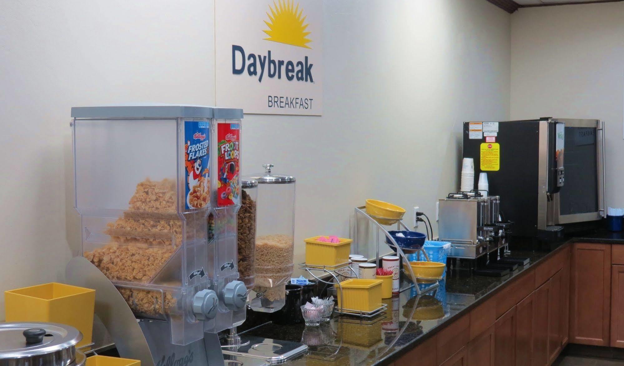 Days Inn By Wyndham Montgomery Near Aum Екстериор снимка