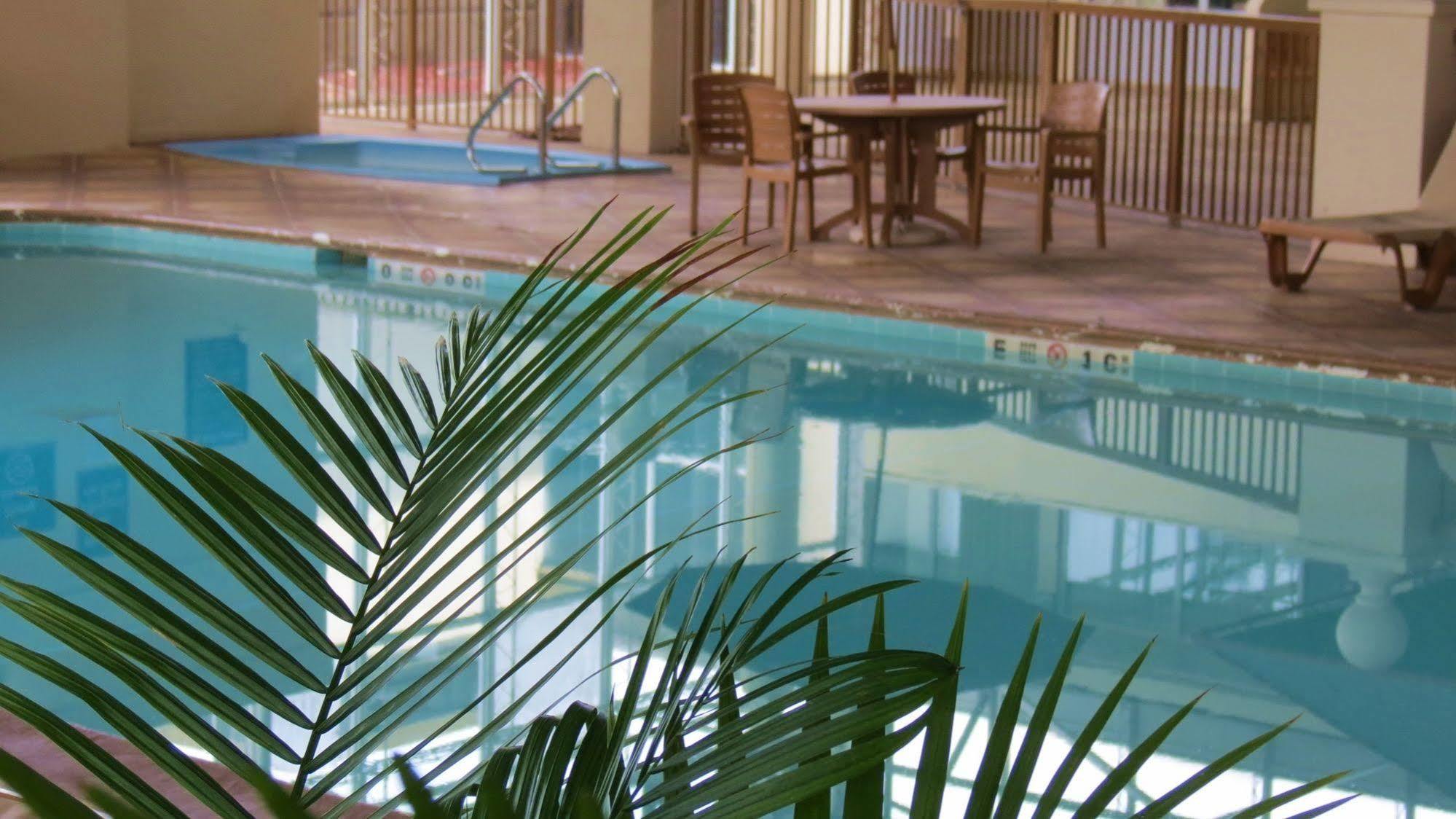 Days Inn By Wyndham Montgomery Near Aum Екстериор снимка