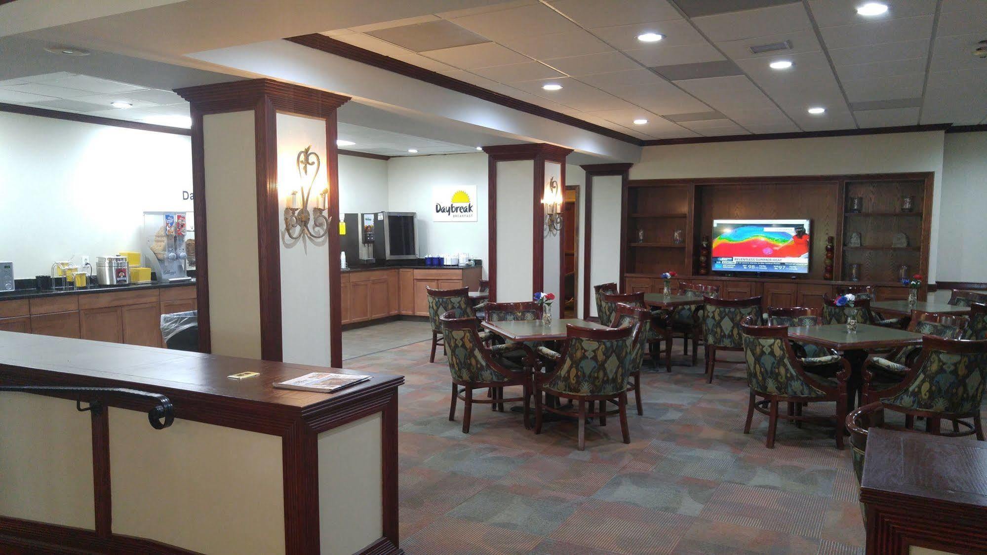 Days Inn By Wyndham Montgomery Near Aum Екстериор снимка