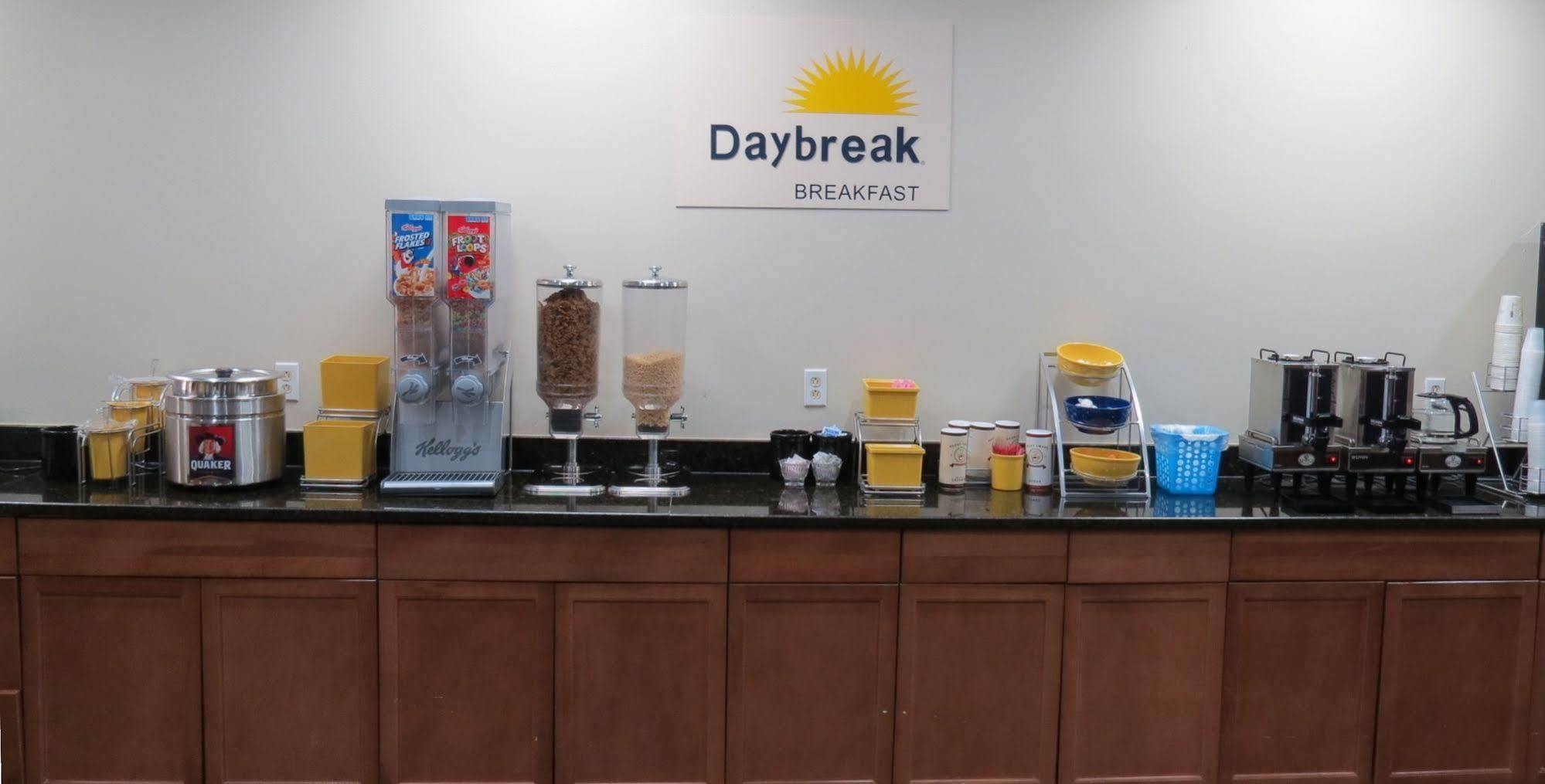 Days Inn By Wyndham Montgomery Near Aum Екстериор снимка