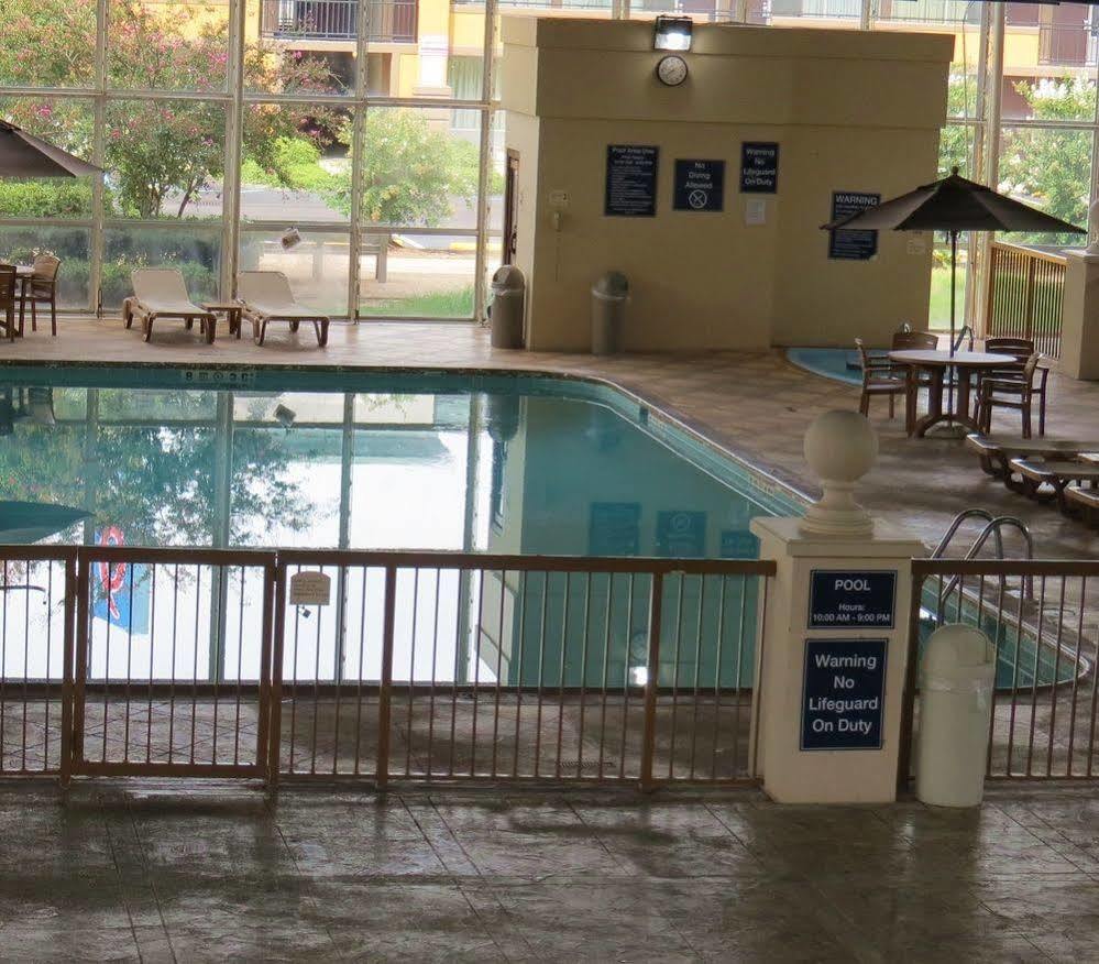 Days Inn By Wyndham Montgomery Near Aum Екстериор снимка